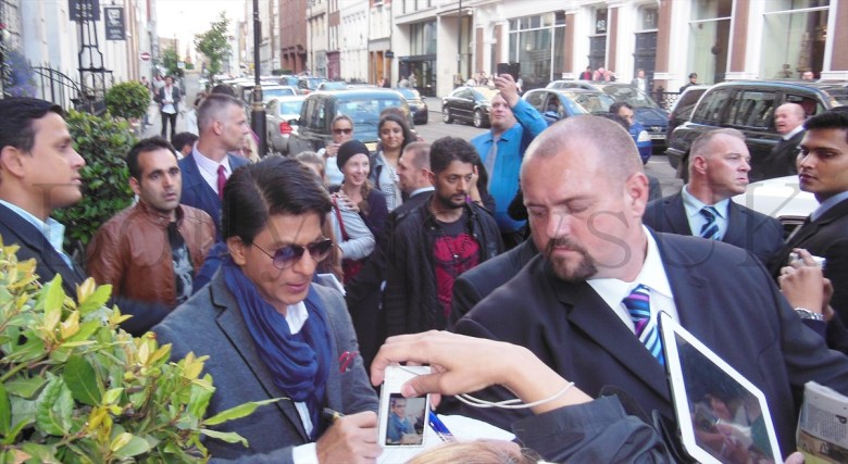 Shah Rukh Khan mobbed by fans while leaving a Hotel in Central London during the promotions of Chennai Express. 