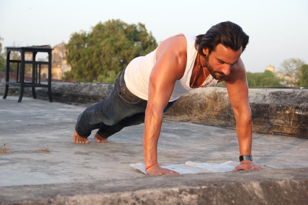 Saif Ali Khan turns Lucknow Roads into a Gym – Bollywood News UK