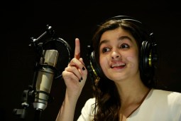 Alia Bhatt sings for Highway